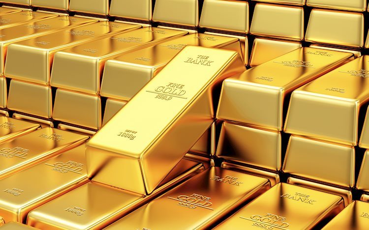 Gold edges lower on rising US yields, still eyes weekly gains