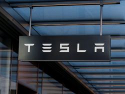 特斯拉(TSLA.US)将迎重大利好？特朗普团队拟废除自动驾驶事故通报